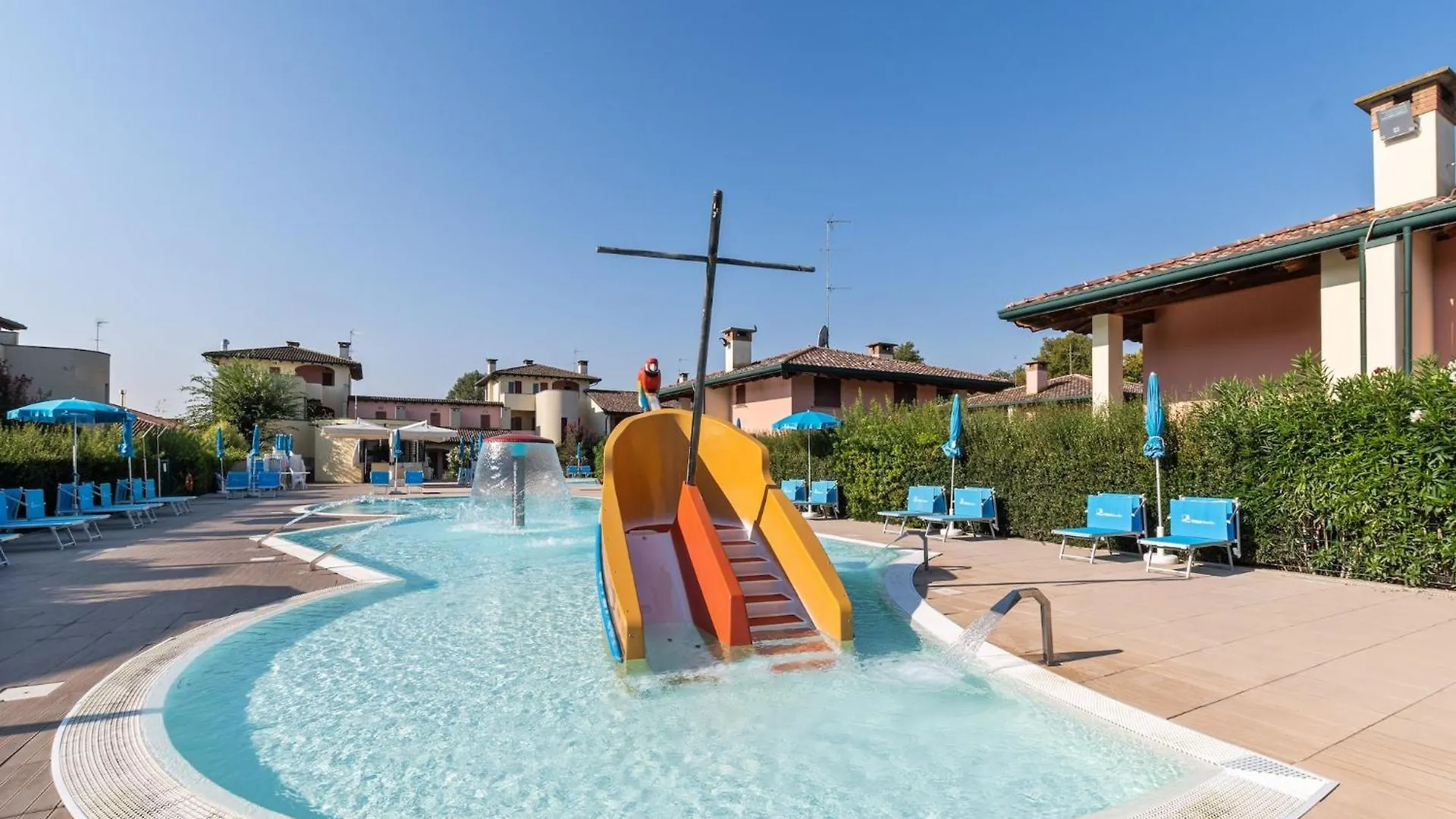 Cosy Apartment In Lido Delle Nazioni With Pool Italy