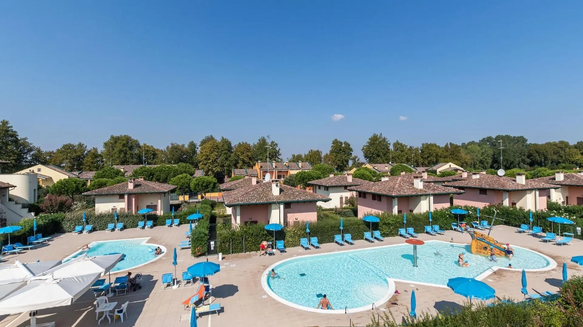Cosy Apartment In Lido Delle Nazioni With Pool Comacchio