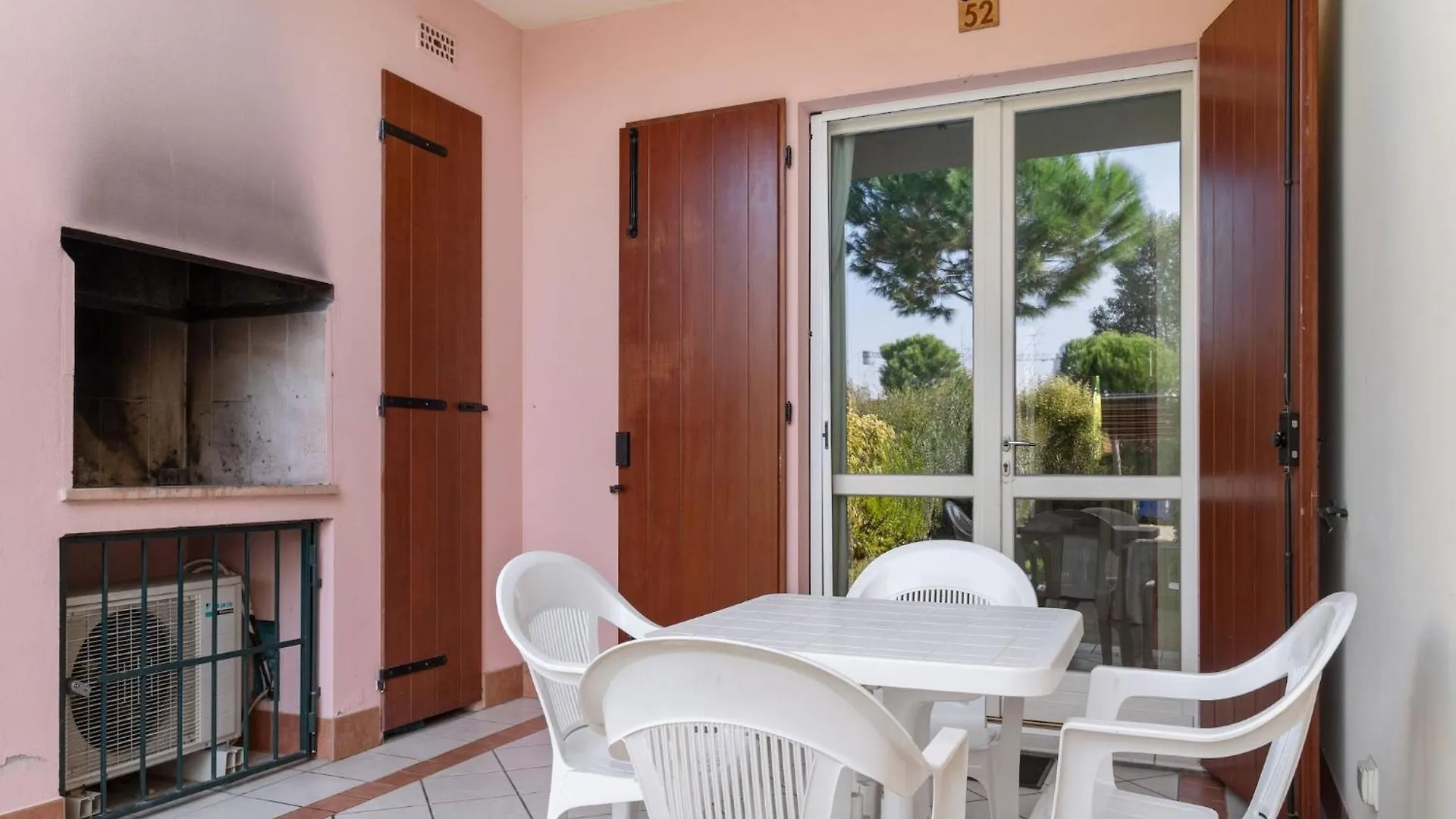 Cosy Apartment In Lido Delle Nazioni With Pool Comacchio