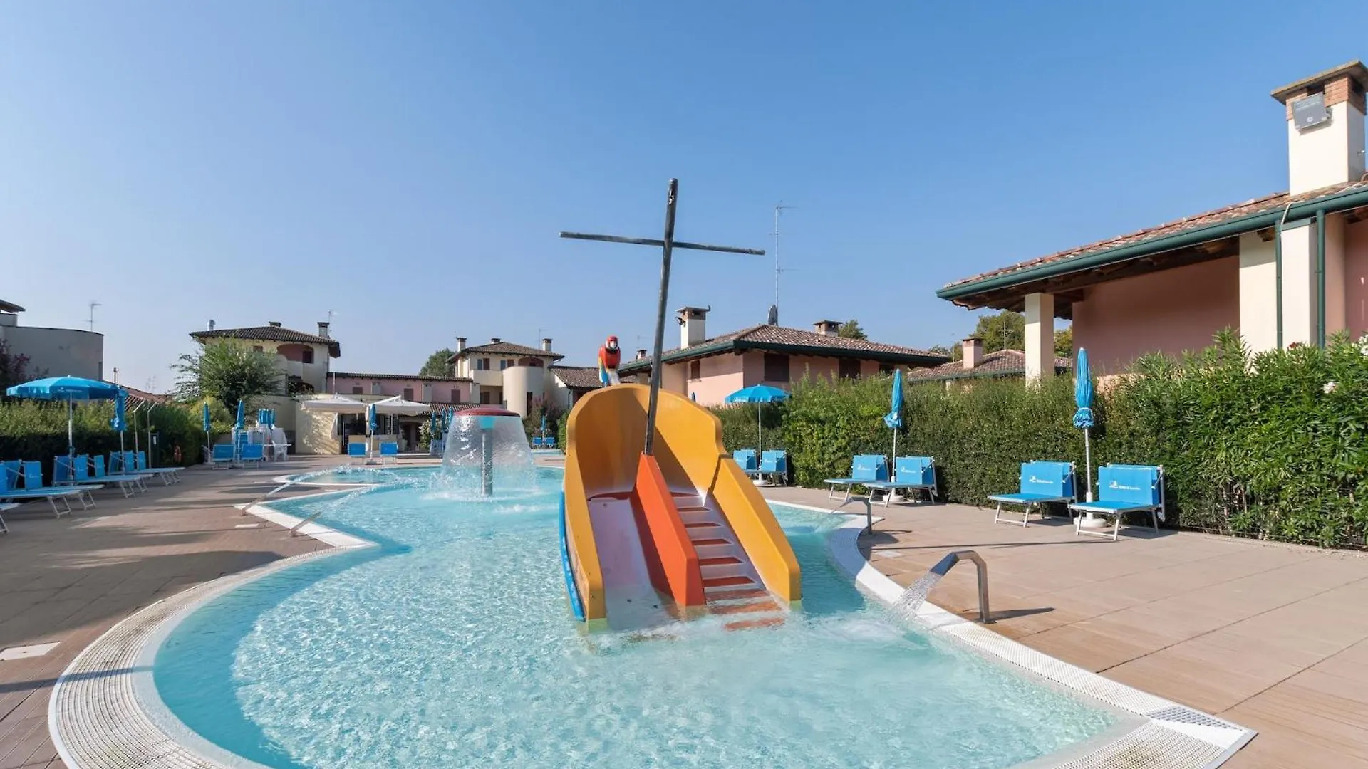 Cosy Apartment In Lido Delle Nazioni With Pool Comacchio